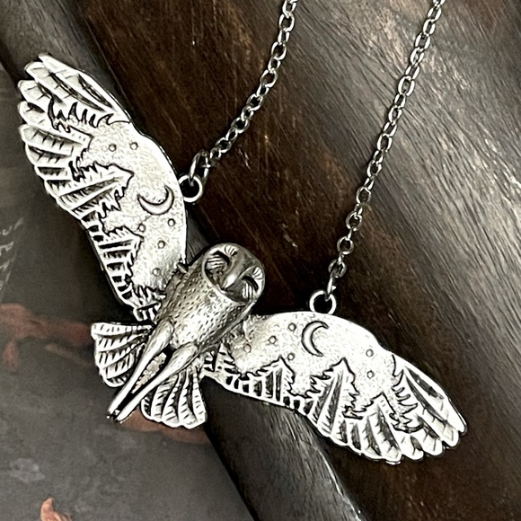 Mystical Owl Necklace Silver pl . - Picture 2 of 3